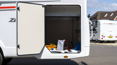NXM – Zefiro 696 | 4 Berth with Island Bed 