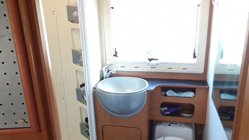 FAMILY MOHO with central heating, AirCon, solar power and TV