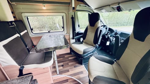 Comfortabel op avontuur als gezin van 4 of met z’n tweeën – 4P bus camper Fiat Ducato - Knaus Boxstar (transverse bed 2P + lifting bed 2P)