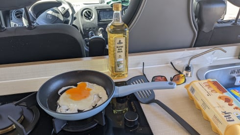 The Eagle – Bus camper 2 person Renault Master 2016 (2 x length bed!)