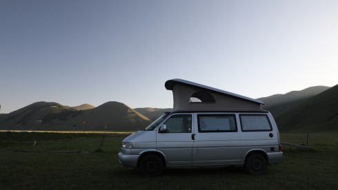 4p Volkswagen T4 camper