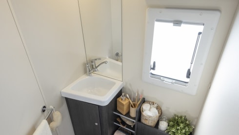 Dakota – Roller Team Zefiro 685 (2024) Camping-car manuel 2-4 couchages - Entièrement assuré