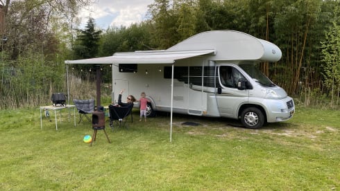 Roadtripper – Nice, very complete family camper with many extras