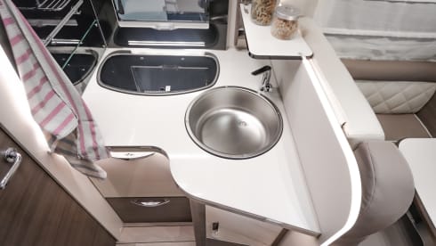 Brand new, hyper-equipped 5p semi-integrated, automatic 190 hp