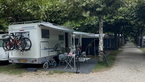 6-sitziger Mercedes-Benz Alcove aus dem Jahr 2002