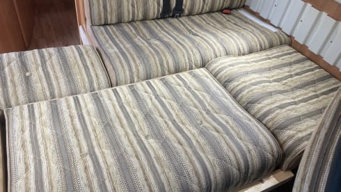 Albert – Chausson Welcome Wohnmobil mit 4 Schlafplätzen und großer Garage mit Verriegelung