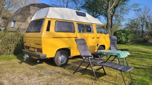 CHICO – cozy, neat, canary yellow oldtimer VW T3 for rent!