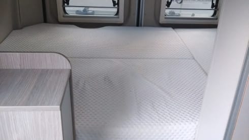 Compacte camper met fietsendrager handig voor een weekendje met 2