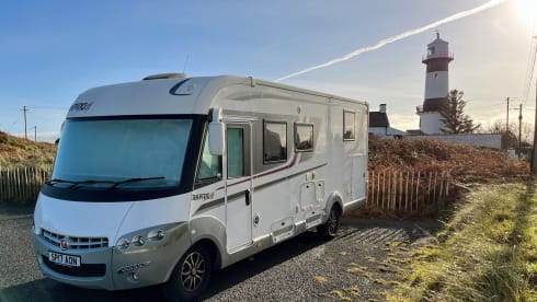 Rapido – Luxus-Wohnmobil: Kingsize-Inselbett, separate Dusche, große Garage