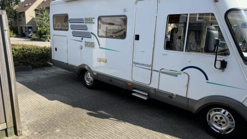 Camper – Spacious and luxurious 4-person Hymer with starlink wifi
