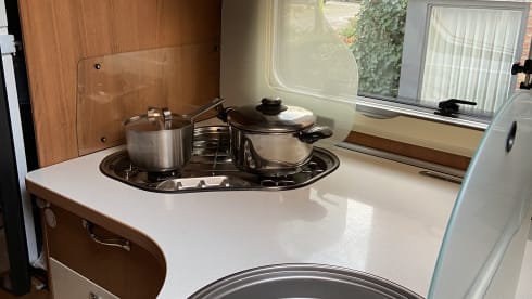 Very spacious LMC Camper with fully automatic hydraulics level system