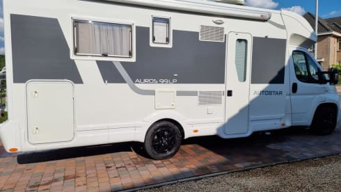 Happy Travels – Spacious luxury 4-pax camper