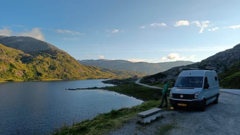 Keesie – Volkswagen Crafter Off-Grid Bus Camper with Roof Terrace