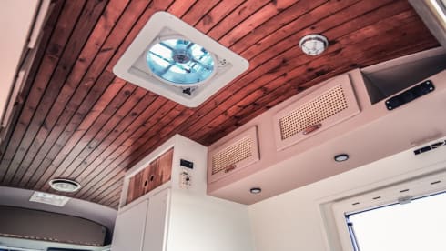 Elton – Van oldtimer legerambulance naar droomcamper