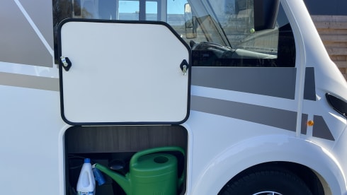 Modest – 5p McLouis Carat 873g integrated camper from 2021