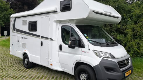 Cara  – Nice spacious alcove camper