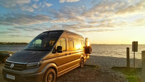 Simon – Volkswagen Crafter Luxus-Wohnmobil mit 4 Schlafplätzen