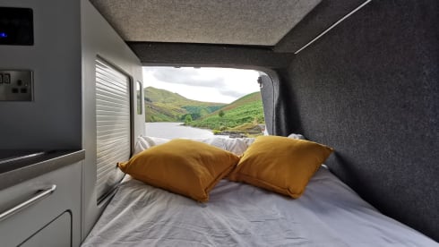 Lionel – Immaculate 4 berth Toyota van from 2017 - single and ready to mingle!