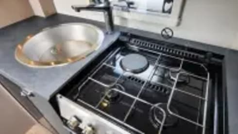 EDGE 464 VLY – 4-Berth Motorhome | Unlimited Miles | Pet Friendly | EU Travel Allowed