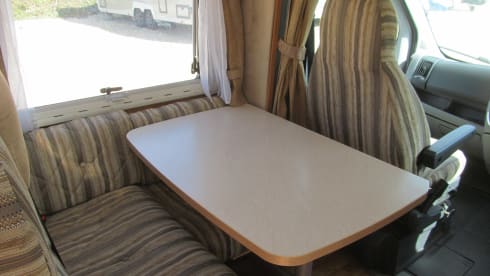 Albert – Chausson Welcome Wohnmobil mit 4 Schlafplätzen und großer Garage mit Verriegelung