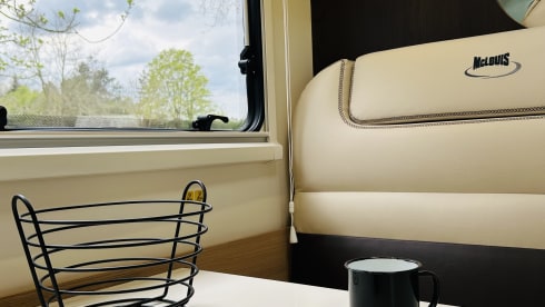 Queen Louise 2 – New luxury 6-person alcove camper