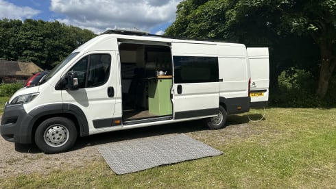 Reggie – Beautiful Family Campervan - Kids Bunks - Adults Double - Off Grid – Heater