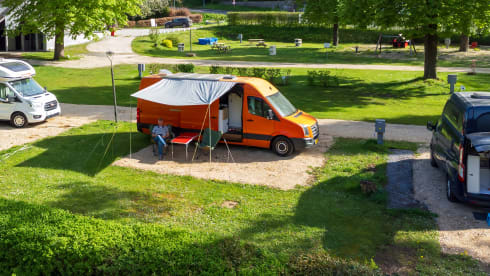 Very Spacious Luxury Off-Grid Camper – Freedom, Comfort & Adventure on Wheels!