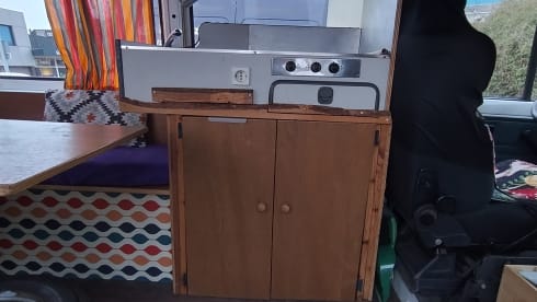 2 persoons Renault camper – On an adventure with a cheerful disco camper!