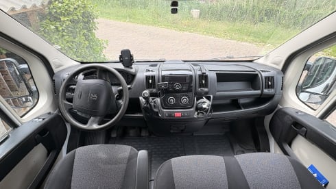 Rocky  – 2p Peugeot bus uit 2012