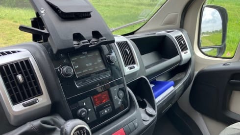 Heunie 1 – Beautiful camper van from 2017 with 2 lengthways beds