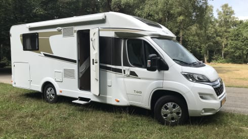 Modern luxury semi-intergraal Camper 4 persons