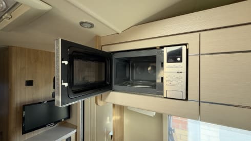 Our Molly – 6 berth Peugeot alcove from 2015
