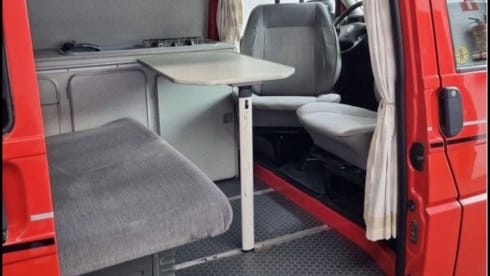 Ferrari onder de Volkswagens – 2p Volkswagen bus uit 2001