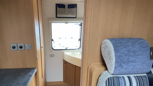 Bertie – compact Knaus motorhome, sleeps 4