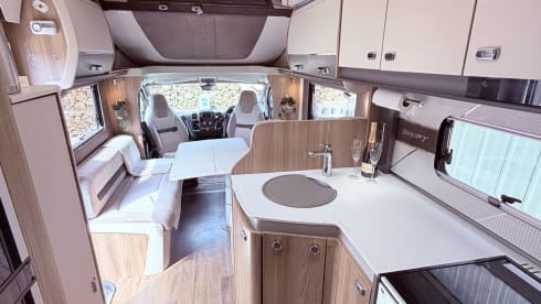 Swift semi-integrale caravan met 6 slaapplaatsen, vanaf 2018.
