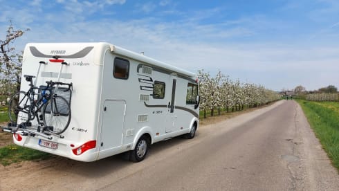Experience our fully equipped Hymer Integrated. (Extra discount, see below)