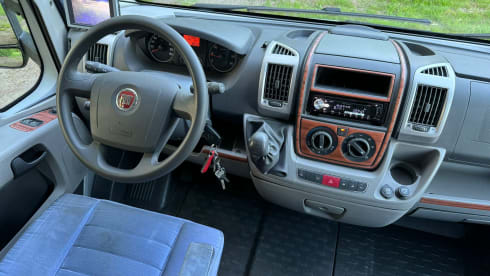 Spacious Luxury 2P Hymer Semi-integrated
