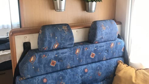 Claes – Claes: 4p spacious Alcove camper from 2000