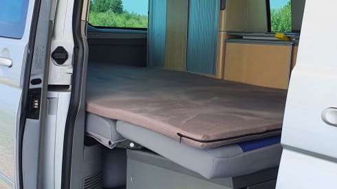 Spaceship – Nice 4p Volkswagen T5 California bus from 2007