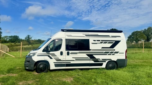 3 berth, 3 seatbelts, fixed bed, has many home comforts – 3 berth Citroën campervan from 2014
