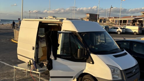 Bodhi – 2p Ford bus from 2009