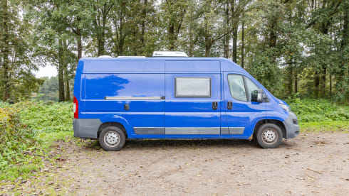 Ollie – Comfortable, attractive 2 person bus camper