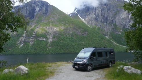 Pössl Summit Shine 640 3P – Comfortabele Campervan voor een Onvergetelijke Reis!