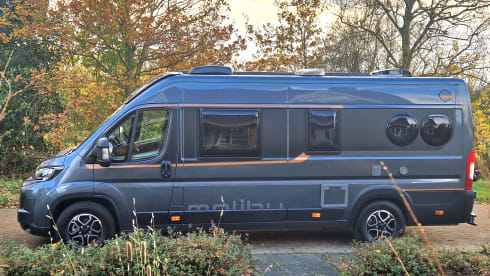 Freedom and enjoyment with our compact Malibu Buscamper (160 HP automatic)