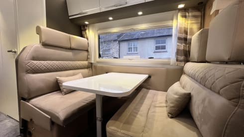 Dolly – Luxury 7 birth Family Motorhome 