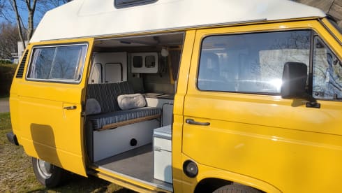 CHICO – cozy, neat, canary yellow oldtimer VW T3 for rent!
