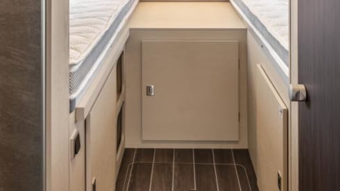 Super camper with 5 fixed beds! 2023