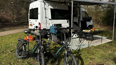 Henry – Trendy, 2-3 person off grid camper bus, suitable for all seasons!