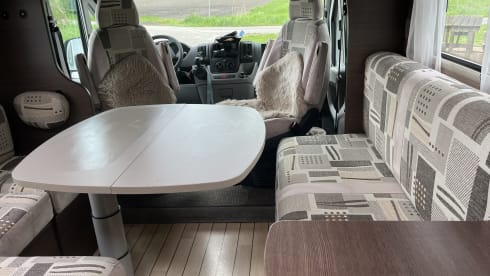 Leuke camper – 4p Bavaria semi-integrated uit 2011