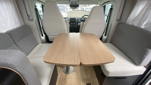 Winding Road – Camper di lusso Pilote P740FGJ del 2026 con 4 posti letto.
